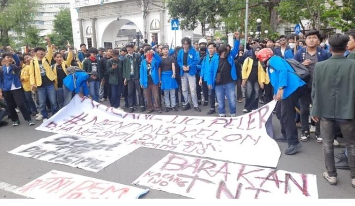 Mahasiswa Semarang Demo Kasus Andrie Yunus di Kantor DPRD Jateng Bubarkan Diri