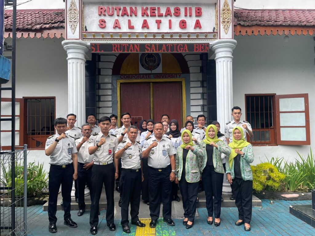 Gelar Peringatan Hari Bakti Pemasyarakatan Ke-62, Rutan Salatiga melakukan Kegiatan Bakti Sosial dan Pembagian Sembako