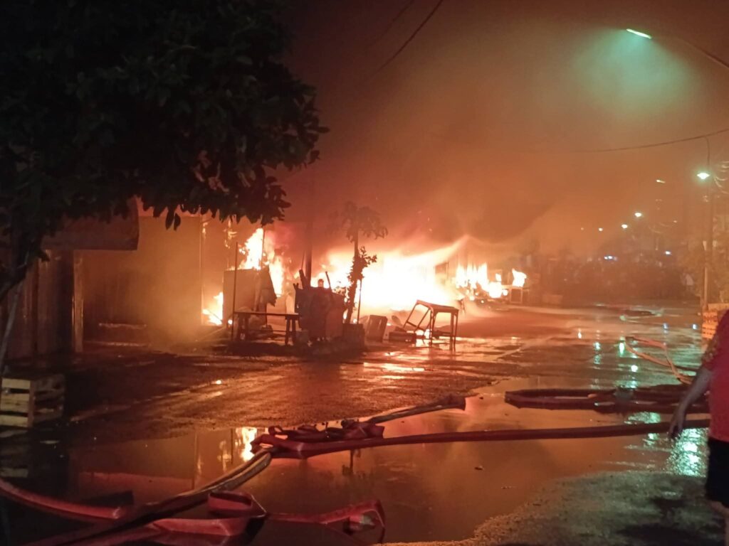 Kebakaran di Kawasan Pasar Kanjengan Johar setelah Hujan