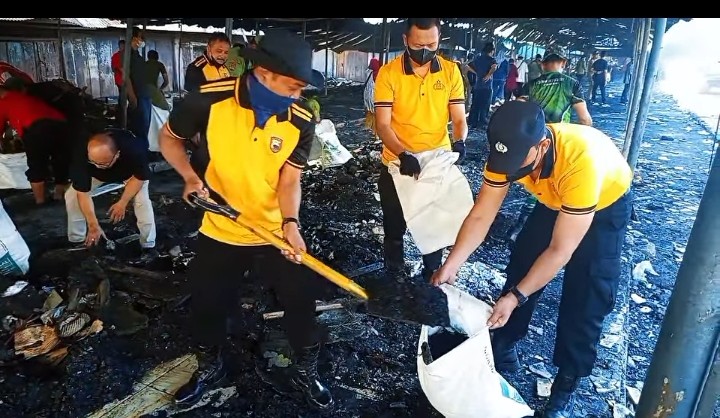 Percepat Pemulihan, Personel Gabungan Kerja Bakti di Pasar Kanjengan