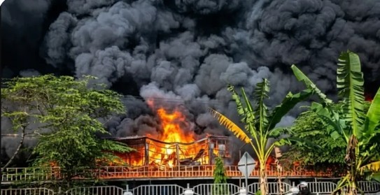 Ratusan Kendaraan Hangus Akibat Kebakaran Parkiran Pabrik Ban di Purworejo